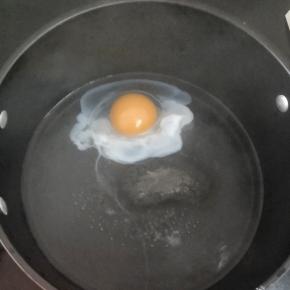 做水烧开，调到最小火，打入鸡蛋