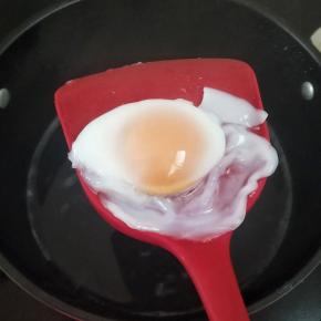 盖上盖子闷煮三分钟，盛出备用