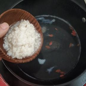 接着加入酒酿烧至微开