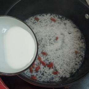 再加入水淀粉勾个薄芡，用勺子推动微微有一些阻力的状态就可以