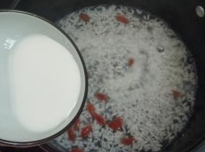 再加入水淀粉勾个薄芡，用勺子推动微微有一些阻力的状态就可以