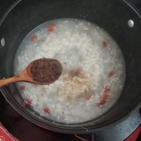 最后再加入甘汁园纯正红糖，红糖最好是用纯正的，营养丰富，清甜不腻