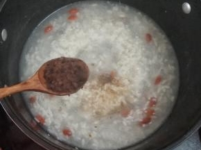 最后再加入甘汁园纯正红糖，红糖最好是用纯正的，营养丰富，清甜不腻