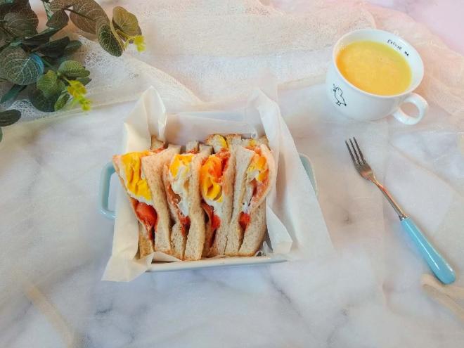 蛋肠三明治（快手早餐）