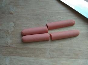 火腿对半切开，再切一半，如图中这样切