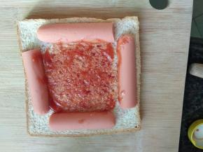 底部挤上番茄酱，我没有那种挤瓶就用涂抹了