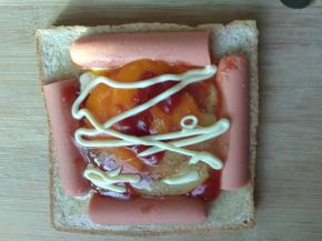 再挤上番茄酱和沙拉酱