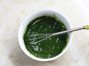 抹茶粉加入热水，搅拌均匀。