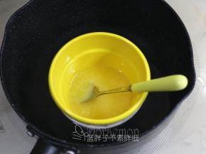 黄油隔水加热到黄油融化，晾凉到室温备用。