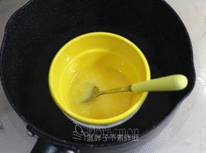黄油隔水加热到黄油融化，晾凉到室温备用。
