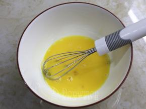 鸡蛋打散，隔水加热到35℃左右。