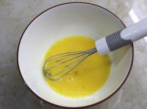 鸡蛋打散，隔水加热到35℃左右。