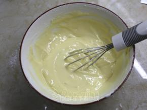 低筋面粉和泡打粉混匀。筛入蛋糕糊中，搅拌均匀。