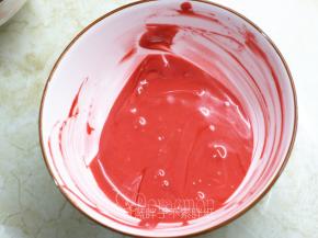 .接着把蛋糕糊平均分成两份。一份加入红丝绒液，搅拌均匀。