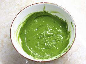 另一份加入抹茶液，一样搅拌均匀。