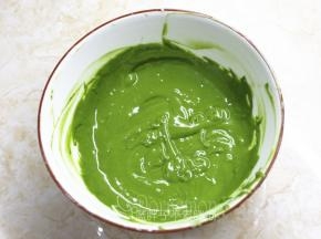 另一份加入抹茶液，一样搅拌均匀。