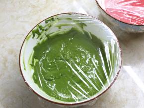 做好的两种口味的蛋糕糊盖上保鲜膜，静置2个小时。