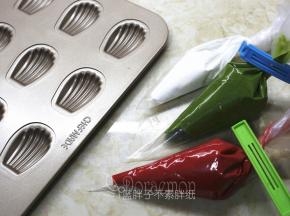 时间到了之后把蛋糕糊分别倒入裱花袋中，棉花糖也一样装进裱花袋。