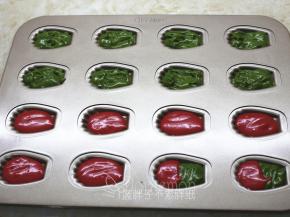 先挤入一半的面糊到玛德琳模具中，震几下模具。