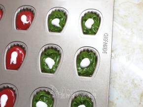 再挤入大约1g的棉花糖，记得不要贪心挤太多，不然烘烤的时候会爆出来。