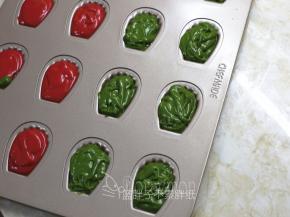 .最后在棉花糖上面盖上蛋糕糊即可。轻轻磕几下，去除气泡。