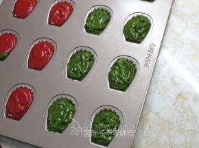 .最后在棉花糖上面盖上蛋糕糊即可。轻轻磕几下，去除气泡。