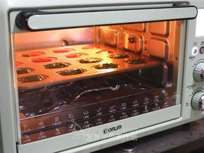 送入预热好的烤箱，上下火170℃，中层，烘烤15分钟。.烤好的玛德琳蛋糕立刻脱模，放在晾网上晾凉。