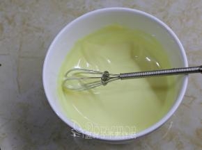 接着来准备巧克力。白巧克力隔水加热到融化。