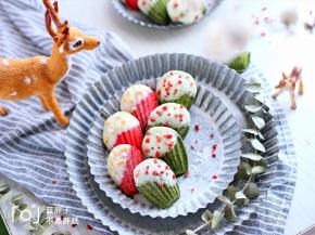 取一个玛德琳蛋糕，沾一下巧克力，再撒上冻干草莓碎或者花生碎。