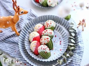 取一个玛德琳蛋糕，沾一下巧克力，再撒上冻干草莓碎或者花生碎。