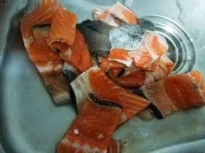 三文鱼骨斩件，清洗干净