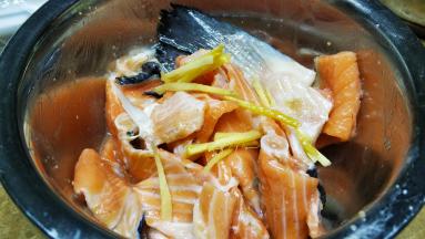 加入油、盐、姜丝腌15分钟