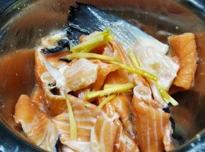 加入油、盐、姜丝腌15分钟