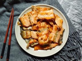 依次将三文鱼骨煎好即可