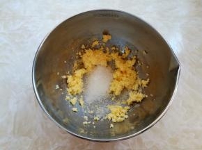 黄油切小块软化好，分2次加入白砂糖打发