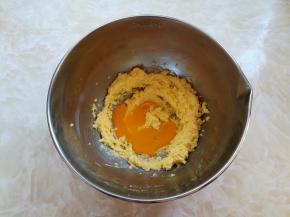 黄油糊里分4-5次加入蛋液打发