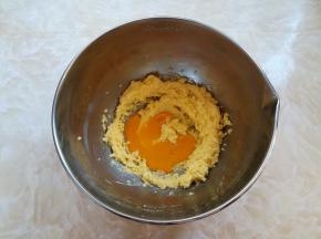 黄油糊里分4-5次加入蛋液打发