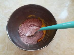 加入一半低筋面粉，翻拌到没有干粉状态