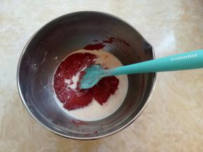 加入一半的牛奶搅拌均匀，重复一次步骤6-7，低筋面粉和牛奶都是分2次加入