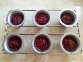 蛋糕糊挤到模具里，大概挤到7分满