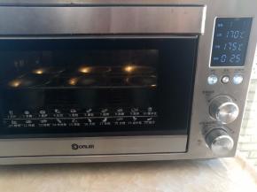 蛋糕放入预热好的烤箱下层，温度上火170度下火175度烤25分钟