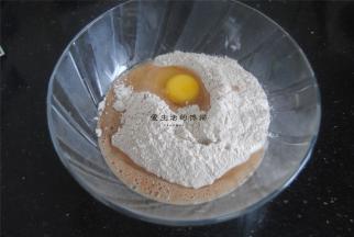 将姜饼预拌粉倒入大碗内，加入鸡蛋和蜂蜜。