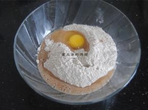 将姜饼预拌粉倒入大碗内，加入鸡蛋和蜂蜜。