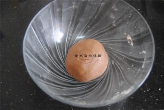 用手揉成团，这个面团此时的手感应该是不黏手的，要是还黏手要多加些粉，这个可以在之前加入蜂蜜的时候预留10克，看情况加入。