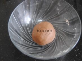 用手揉成团，这个面团此时的手感应该是不黏手的，要是还黏手要多加些粉，这个可以在之前加入蜂蜜的时候预留10克，看情况加入。