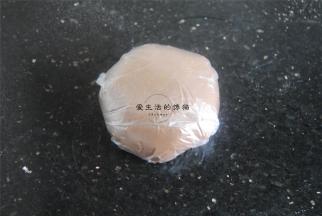 用保鲜袋包住放入冰箱冷藏1小时松弛。