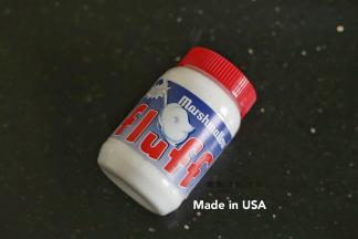 准备好棉花糖，这种是液体棉花糖，是香草口味的，加进去可以让风味更佳。