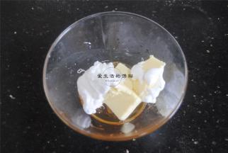 把棉花糖，黄油，麦芽糖隔水融化。