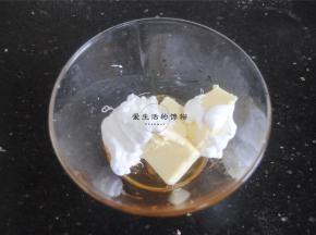 把棉花糖，黄油，麦芽糖隔水融化。