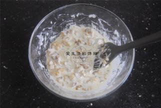倒入核桃仁拌匀，冷藏15分钟，就会变稠一些。